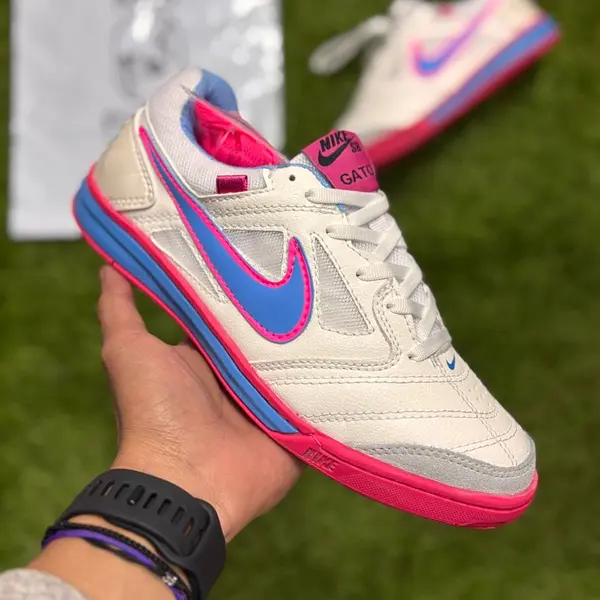 Gato Blanca Fucsia Azul