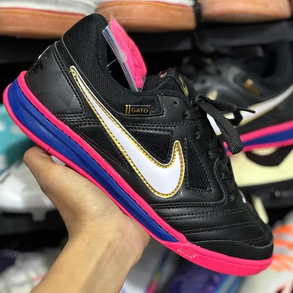 Gato Negro Fucsia