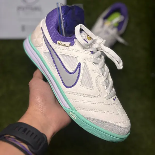 Gato Blanco Morado