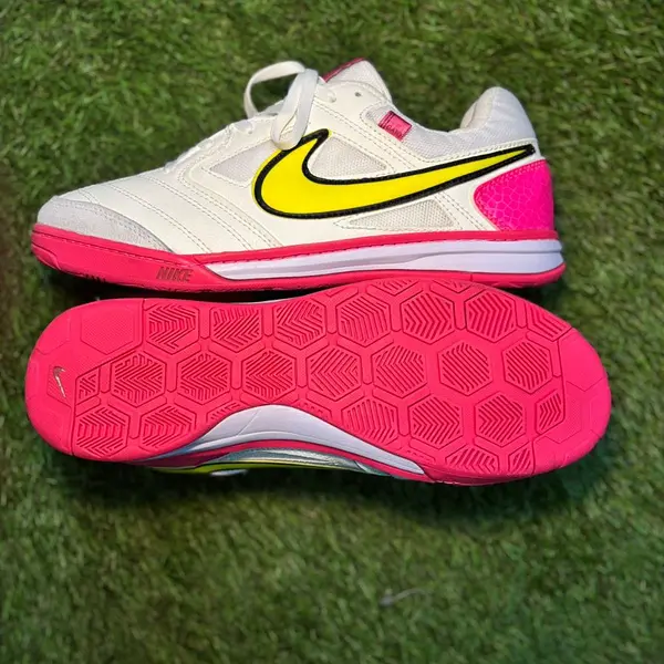 Gato Blanca Fucsia